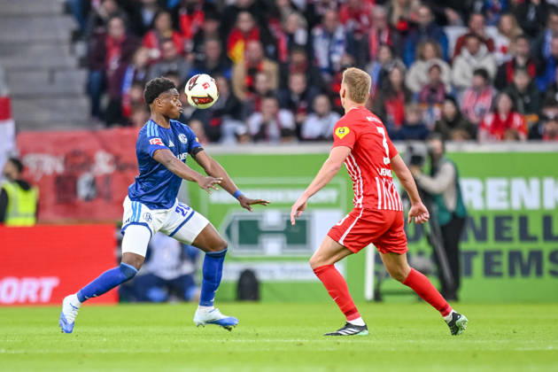 Junior Adamu (FC Schalke 04) und Philipp Lienhart (SC Freiburg) im Zweikampf waehrend des spiels der 1. Bundesliga zwischen Club Freiburg und FC Schalke 04, Europa-Park Stadion am 11. October 2026 in Freiburg im Breisgau, Deutschland. (Foto von Harry Langer DeFodi Images) +++ Junior Adamu (FC Schalke 04) und Philipp Lienhart (SC Freiburg) battle for the ball during the Bundesliga match between Sport-Club Freiburg and FC Schalke 04 at Europa-Park Stadion on October 11, 2026 in Freiburg im Breisgau, Germany. (Photo by Harry Langer DeFodi Images) DFB DFL REGULATIONS PROHIBIT ANY USE OF PHOTOGRAPHS AS IMAGE SEQUENCES AND OR QUASI-VIDEO. (Photo by Harry Langer DeFodi Images) DFB DFL REGULATIONS PROHIBIT ANY USE OF PHOTOGRAPHS AS IMAGE SEQUENCES AND OR QUASI-VIDEO. -