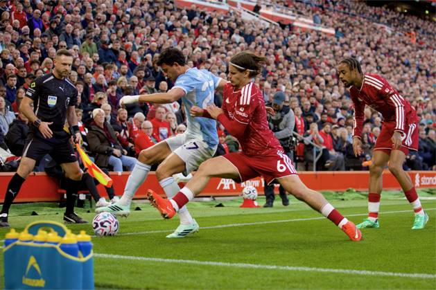 RECORD DATE NOT STATED Football - FA Premier League - Liverpool FC v Manchester City FC LIVERPOOL, ENGLAND - Sunday, October 11, 2026: Liverpool s Milos Kerkez challenges Manchester City s Matheus Nunes (L) during the FA Premier League match between Liverpool FC and Manchester City FC at Anfield. (Photo by David Rawcliffe Propaganda) LIVERPOOL Anfield MERSEYSIDE ENGLAND  Copyright: xDavidxRawcliffex 2026-10-11-Liverpool_v_Man_City-038
