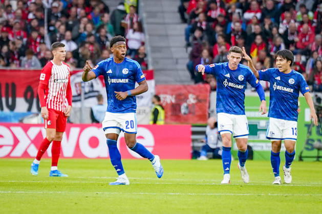 Deutschland: Fußball Bundesliga 2026 - 2027, 5. Spieltag - SC Freiburg - FC Schalke 04 - Europa-Park-Stadion (Freiburg): Junior Adamu (FC Schalke 04, 20) Mimik, Gesichtsausdruck, Emotion mit Robin Gosens (FC Schalke 04, 8) Satoshi Tanaka (FC Schalke 04, 13) Freude, Emotionen, Jubel. Copyright: xJOERANxSTEINSIEKx