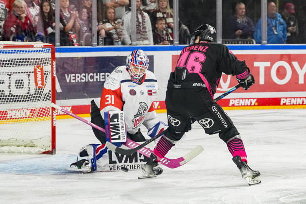 Eishockey Penny-DEL 8.Spieltag Kölner Haie - Nürnberg Ice Tigers am 11.10.2026 in der Lanxess Arena in Köln Kevin Niedenz ( Köln ), rechts - scheitert an Niklas Treutle ( Nürnberg ), links Gemäß den Vorgaben der DEL Deutsche Eishockey Liga ist die Publikation und Weiterverwertung der Aufnahmen in elektronischen Medien und Endgeräten aller Art während des laufenden Spiels nicht zulässig.