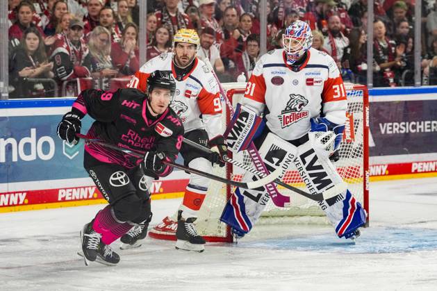Eishockey Penny-DEL 8.Spieltag Kölner Haie - Nürnberg Ice Tigers am 11.10.2026 in der Lanxess Arena in Köln Gregor MacLeod ( Köln ), links - Constantin Braun ( Nürnberg ), mitte - Niklas Treutle ( Nürnberg ), rechts Gemäß den Vorgaben der DEL Deutsche Eishockey Liga ist die Publikation und Weiterverwertung der Aufnahmen in elektronischen Medien und Endgeräten aller Art während des laufenden Spiels nicht zulässig.