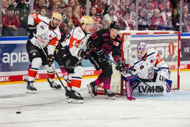 Eishockey Penny-DEL 8.Spieltag Kölner Haie - Nürnberg Ice Tigers am 11.10.2026 in der Lanxess Arena in Köln v.l.n.r. , Constantin Braun ( Nürnberg ), Owen Headrick ( Nürnberg ), Juhani Tyrväinen ( Köln ) , Niklas Treutle ( Nürnberg ) Gemäß den Vorgaben der DEL Deutsche Eishockey Liga ist die Publikation und Weiterverwertung der Aufnahmen in elektronischen Medien und Endgeräten aller Art während des laufenden Spiels nicht zulässig.