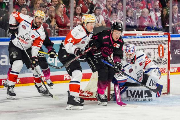 Eishockey Penny-DEL 8.Spieltag Kölner Haie - Nürnberg Ice Tigers am 11.10.2026 in der Lanxess Arena in Köln v.l.n.r. , Constantin Braun ( Nürnberg ), Owen Headrick ( Nürnberg ), Juhani Tyrväinen ( Köln ) , Niklas Treutle ( Nürnberg ) Gemäß den Vorgaben der DEL Deutsche Eishockey Liga ist die Publikation und Weiterverwertung der Aufnahmen in elektronischen Medien und Endgeräten aller Art während des laufenden Spiels nicht zulässig.