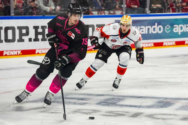 Eishockey Penny-DEL 8.Spieltag Kölner Haie - Nürnberg Ice Tigers am 11.10.2026 in der Lanxess Arena in Köln Louis-Marc Aubry ( Köln ), links - Timo Bakos ( Nürnberg ), rechts Gemäß den Vorgaben der DEL Deutsche Eishockey Liga ist die Publikation und Weiterverwertung der Aufnahmen in elektronischen Medien und Endgeräten aller Art während des laufenden Spiels nicht zulässig.