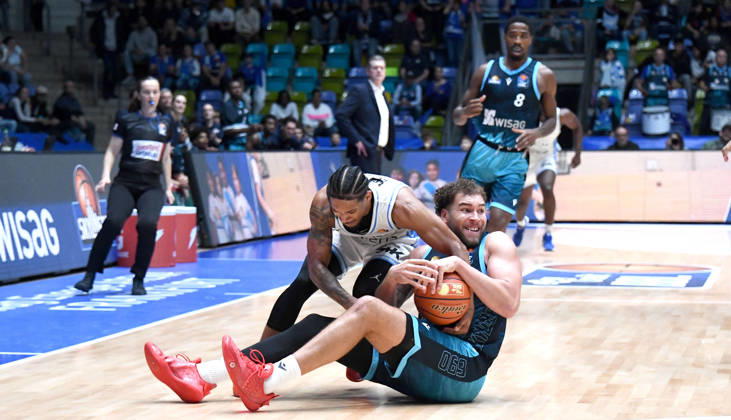 11.10.2026, xokbx, Basketball easyCredit BBL Bundesliga, Frankfurt Skyliners - Veolia Towers Hamburg v.l. Race Thompson (Fraport Skyliners Frankfurt), Zsombor Maronka (Veolia Towers Hamburg), Harter Zweikampf, Duell um den Ball, am Boden Frankfurt am Main