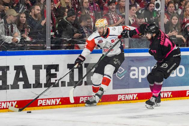 Eishockey Penny-DEL 8.Spieltag Kölner Haie - Nürnberg Ice Tigers am 11.10.2026 in der Lanxess Arena in Köln Constantin Braun ( Nürnberg ), links - Ryan Macinnis ( Köln ), rechts Gemäß den Vorgaben der DEL Deutsche Eishockey Liga ist die Publikation und Weiterverwertung der Aufnahmen in elektronischen Medien und Endgeräten aller Art während des laufenden Spiels nicht zulässig.