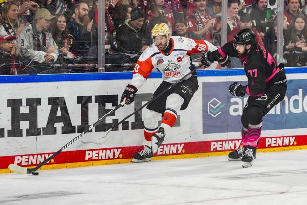 Eishockey Penny-DEL 8.Spieltag Kölner Haie - Nürnberg Ice Tigers am 11.10.2026 in der Lanxess Arena in Köln Constantin Braun ( Nürnberg ), links - Ryan Macinnis ( Köln ), rechts Gemäß den Vorgaben der DEL Deutsche Eishockey Liga ist die Publikation und Weiterverwertung der Aufnahmen in elektronischen Medien und Endgeräten aller Art während des laufenden Spiels nicht zulässig.