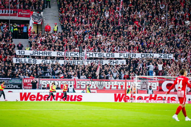 Deutschland: Fußball Bundesliga 2026 - 2027, 5. Spieltag - SC Freiburg - FC Schalke 04 - Europa-Park-Stadion (Freiburg): Totale der voll besetzten Heimtribüne des SC Freiburg beim Spiel gegen den FC Schalke 04 im Europa-Park Stadion. Zahlreiche Fans und Ultras zeigen ein grosses Spruchband zum zehnjährigen Jubiläum einer Fangruppe. SC Freiburg, SCF, Schalke 04, S04, Fussball, Bundesliga, Ultras, Fanszene, Fankultur, Jubiläum, Fanaktion, Zuschauer, Südtribüne, Stehplatztribüne, Transparent, Spruchband, Fanbanner, Fahnen, Stimmung, Hintertorperspektive, Stadion, Innenansicht, Werbung, WeberHaus, Lexware. Copyright: xJOERANxSTEINSIEKx