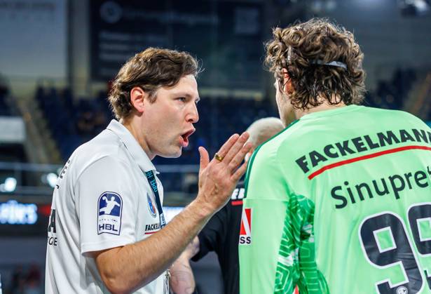 11.10.2026 - Handball - 1. Bundesliga OPEL HBL - Saison 2026 2027 - 08. Spieltag: HC Erlangen Metropolregion Nürnberg HCE - MT Melsungen - DaMa - xdaxmax - Johannes Sellin ( Trainer HC Erlangen HCE ) gibt Anweisungen an Tin Herceg (99, HC Erlangen HCE )