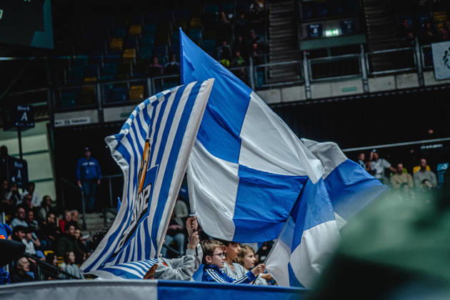 11.10.2026, xhfmx, Basketball easyCredit BBL Bundesliga, Frankfurt Skyliners - Veolia Towers Hamburg Skyliners Fans mit Fahnen Frankfurt am Main