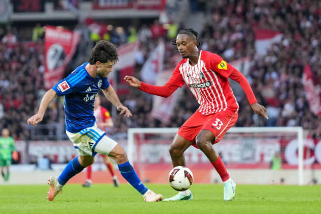 Adrian Gantenbein (FC Schalke 04, 17) im Zweikampf mit Jordy Makengo (SC Freiburg, 33) , Deutschland, Fussball, 1. Bundesliga, 5.Spieltag, 2026 2027, SC Freiburg vs. FC Schalke 04, 11.10.2026, Europa-Park Stadion, Freiburg Freiburg Europa-Park Stadion Baden-Württemberg Deutschland Copyright: xArnexAmbergx