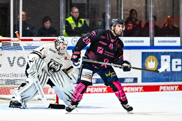 Justin Scott (Iserlohn Roosters, 20) Dustin Strahlmeier (Grizzlys Wolfsburg, 1), GER, Iserlohn Roosters vs. Grizzlys Wolfsburg, Eishockey, Penny-DEL, 08. Spieltag, Spielzeit 2026 2027, 11.10.2026, GER, Iserlohn Roosters vs. Grizzlys Wolfsburg, Eishockey, Penny-DEL, 08. Spieltag, Spielzeit 2026 2027, 11.10.2026 Iserlohn Copyright: xJonasxBrockmann Eibner-Pressefotox EP_JBN