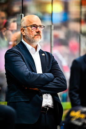 Feature, Symbolfoto, Stefan Nyman (Cheftrainer, Headcoach, Iserlohn Roosters), GER, Iserlohn Roosters vs. Grizzlys Wolfsburg, Eishockey, Penny-DEL, 08. Spieltag, Spielzeit 2026 2027, 11.10.2026, GER, Iserlohn Roosters vs. Grizzlys Wolfsburg, Eishockey, Penny-DEL, 08. Spieltag, Spielzeit 2026 2027, 11.10.2026 Iserlohn Copyright: xJonasxBrockmann Eibner-Pressefotox EP_JBN