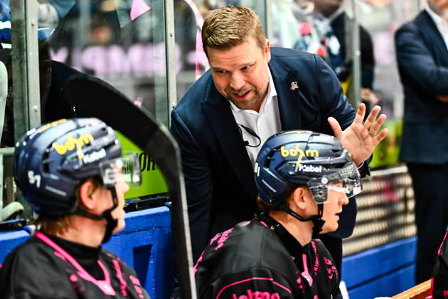Jannu Kujala (Co-Trainer, Assistant Coach, Performance Coach, Iserlohn Roosters) Emil Johansson (Iserlohn Roosters, 57) Mac Hollowell (Iserlohn Roosters, 81), GER, Iserlohn Roosters vs. Grizzlys Wolfsburg, Eishockey, Penny-DEL, 08. Spieltag, Spielzeit 2026 2027, 11.10.2026, GER, Iserlohn Roosters vs. Grizzlys Wolfsburg, Eishockey, Penny-DEL, 08. Spieltag, Spielzeit 2026 2027, 11.10.2026 Iserlohn Copyright: xJonasxBrockmann Eibner-Pressefotox EP_JBN