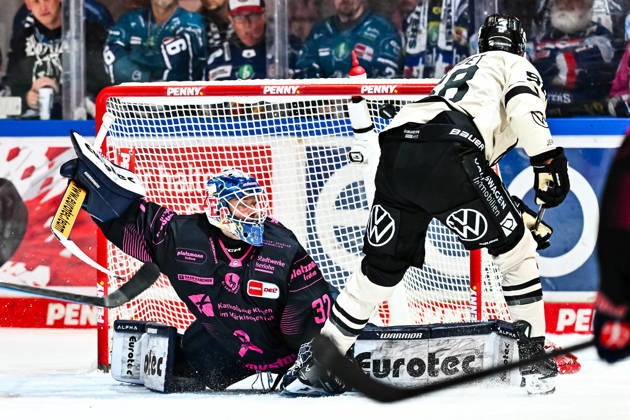 Hendrik Hane (Iserlohn Roosters, 32), Torjubel, Jubel, Freude bei Torschütze Tyler Gaudet (Grizzlys Wolfsburg, 58), GER, Iserlohn Roosters vs. Grizzlys Wolfsburg, Eishockey, Penny-DEL, 08. Spieltag, Spielzeit 2026 2027, 11.10.2026, GER, Iserlohn Roosters vs. Grizzlys Wolfsburg, Eishockey, Penny-DEL, 08. Spieltag, Spielzeit 2026 2027, 11.10.2026 Iserlohn Copyright: xJonasxBrockmann Eibner-Pressefotox EP_JBN