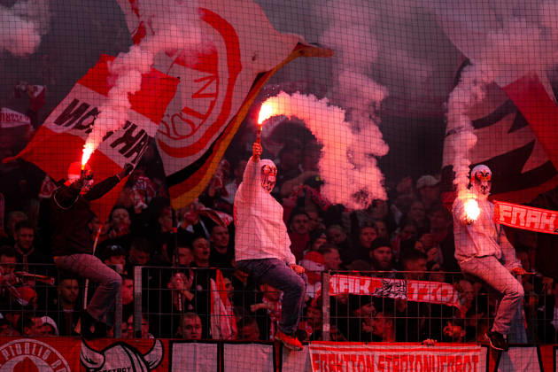 11.10.2026, xydrx, Herren, Fußball, 1.Bundesliga, 1.FC Köln - Borussia Mönchengladbach, Saison 2026 2027, RheinEnergieSTADION: Fans des 1.FC Köln zünden Pyrotechnik DFB regulations prohibit any use of photographs as image sequences and or quasi-video. Copyright: HMBxMedia YannisxDreimann
