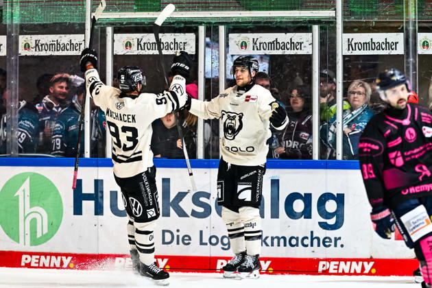 Torjubel, Jubel, Freude bei Torschütze Tyler Gaudet (Grizzlys Wolfsburg, 58) Spencer Machacek (Grizzlys Wolfsburg, 93), GER, Iserlohn Roosters vs. Grizzlys Wolfsburg, Eishockey, Penny-DEL, 08. Spieltag, Spielzeit 2026 2027, 11.10.2026, GER, Iserlohn Roosters vs. Grizzlys Wolfsburg, Eishockey, Penny-DEL, 08. Spieltag, Spielzeit 2026 2027, 11.10.2026 Iserlohn Copyright: xJonasxBrockmann Eibner-Pressefotox EP_JBN