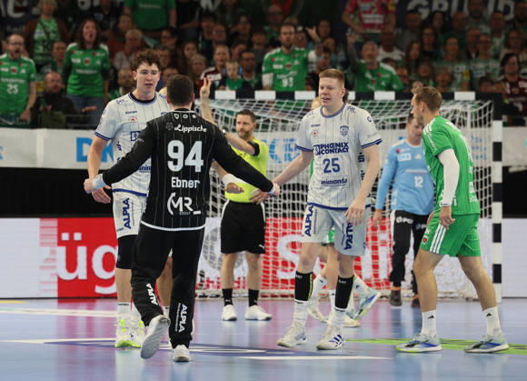 GER HBL Saison 2026 2027 FÜCHSE Berlin vs. TBV Lemgo, 11.10.26, MAX-SCHMELING-HALLE, Berlin, Domenico EBNER (TBV Lemgo Lippe 94) klatscht mit seinen Mitspielern Samuel ZEHNDER (TBV Lemgo Lippe 4) und Niels VERSTEIJNEN (TBV Lemgo Lippe 25) ab