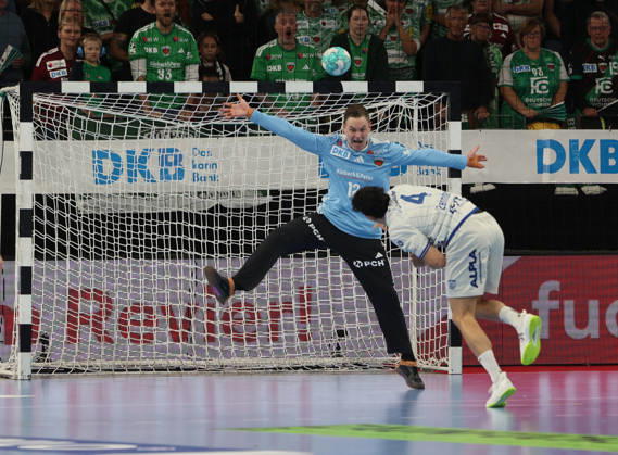 GER HBL Saison 2026 2027 FÜCHSE Berlin vs. TBV Lemgo, 11.10.26, MAX-SCHMELING-HALLE, Berlin, Samuel ZEHNDER (TBV Lemgo Lippe 4) verwandelt Strafwurf gegen Andreas PALICKA (Füchse Berlin 12)