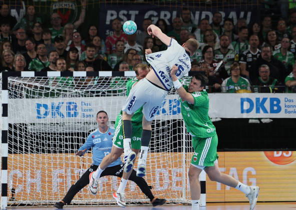 GER HBL Saison 2026 2027 FÜCHSE Berlin vs. TBV Lemgo, 11.10.26, MAX-SCHMELING-HALLE, Berlin, Fredrik SIMAK (Füchse Berlin 9) verteidigt gegen Niels VERSTEIJNEN (TBV Lemgo Lippe 25), Andreas PALICKA (Füchse Berlin 12) muss nicht eingreifen