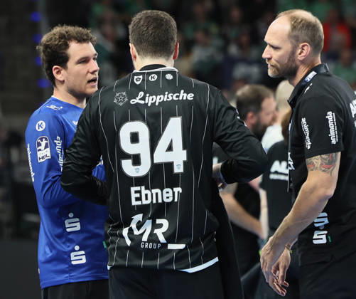 GER HBL Saison 2026 2027 FÜCHSE Berlin vs. TBV Lemgo, 11.10.26, MAX-SCHMELING-HALLE, Berlin, Constantin MÖSTL (TBV Lemgo Lippe 1) und Domenico EBNER (TBV Lemgo Lippe 94) im Gespräch mit Matthias STRUCK (TBV Lemgo Lippe_Co-Trainer)