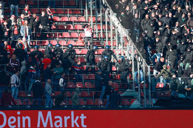 1. Bundesliga - 26 27 - 1. FC Köln - Borussia Mönchengladbach am 11.10.2026 im RheinEnergieSTADION in Köln Die Polizei muss den Bereich zwischen dem Gästeblock und den Heimbereich schützen