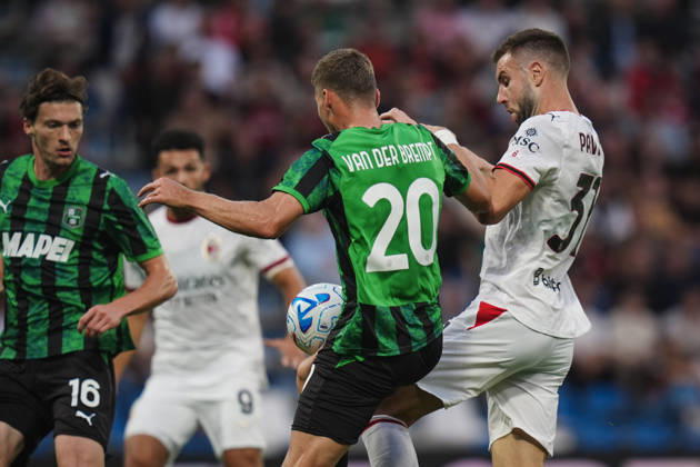 Milan s Strahinja Pavlovic fights for the ball with Sassuolo™s Ignace Van der Brempt during the Serie A soccer match between Sassuolo and Milan at the Mapei Stadium in Reggio Emilia, north Italy - Sunday, October 11, 2026 -  Copyright: xMassimoxPaolone LaPressex
