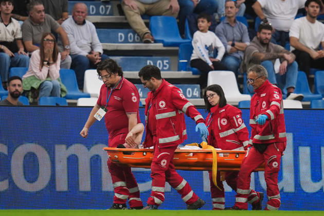 Milan s Matteo Gabbia leaves the field injured during the Serie A soccer match between Sassuolo and Milan at the Mapei Stadium in Reggio Emilia, north Italy - Sunday, October 11, 2026 -  Copyright: xMassimoxPaolone LaPressex