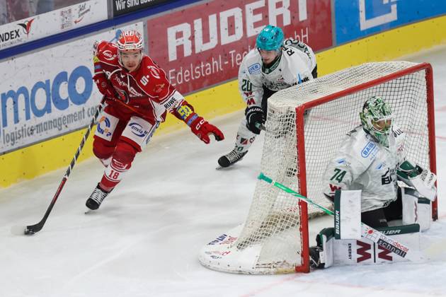 Sahnpark Crimmitschau 11.10.2026 Saison 2026 27 Eishockey 2. Bundesliga Hauptrunde Spiel 8. Kunsteisstadion Sachsen Sachsenderby Derby Eispiraten Eispiraten - Bietigheim Steelers Collin Adams EPC rot - Max Ziergiebel Bietigheim und Torhüter Keanu Salmik Crimmitschau Sachsen Germany
