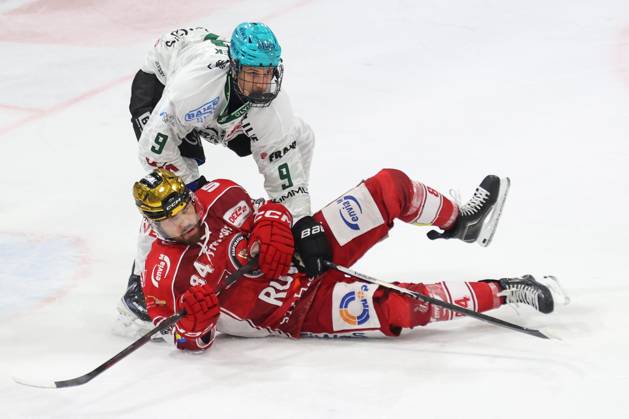 Sahnpark Crimmitschau 11.10.2026 Saison 2026 27 Eishockey 2. Bundesliga Hauptrunde Spiel 8. Kunsteisstadion Sachsen Sachsenderby Derby Eispiraten Eispiraten - Bietigheim Steelers Maksim Hanzek Bietigheim stehend - Louis Brune EPC tor liegt auf dem Eis Crimmitschau Sachsen Germany