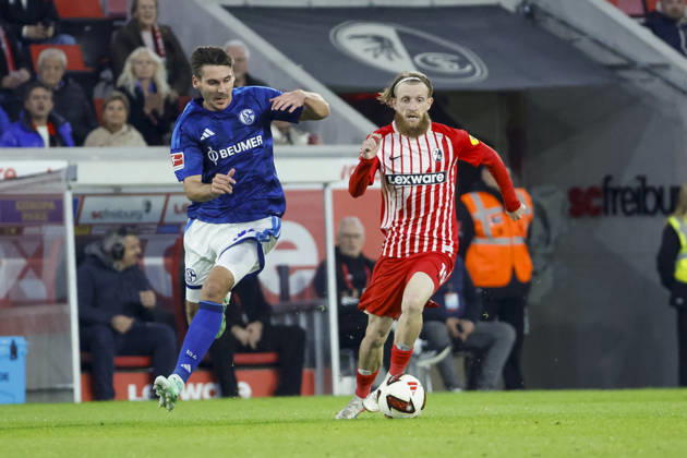 Maximilian Wöber, Wober (FC Schalke, 39) und Niklas Beste (SC Freiburg, 19) im Laufduell , Deutschland, Fussball, 1. Bundesliga, 5.Spieltag, 2026 2027, SC Freiburg vs. FC Schalke 04, 11.10.2026, Freiburg im Breisgau Europa-Park Stadion Deutschland Copyright: xGrantxHubbsx