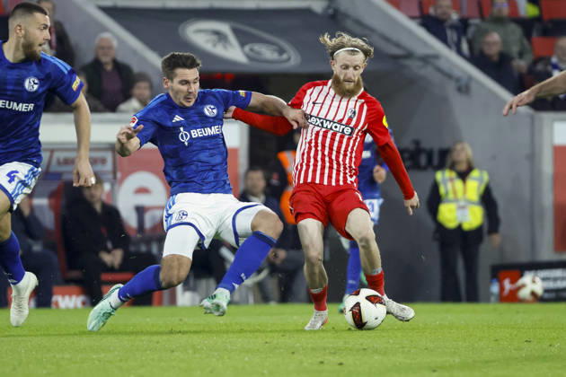 Maximilian Wöber, Wober (FC Schalke, 39) und Niklas Beste (SC Freiburg, 19) im Zweikampf , Deutschland, Fussball, 1. Bundesliga, 5.Spieltag, 2026 2027, SC Freiburg vs. FC Schalke 04, 11.10.2026, Freiburg im Breisgau Europa-Park Stadion Deutschland Copyright: xGrantxHubbsx