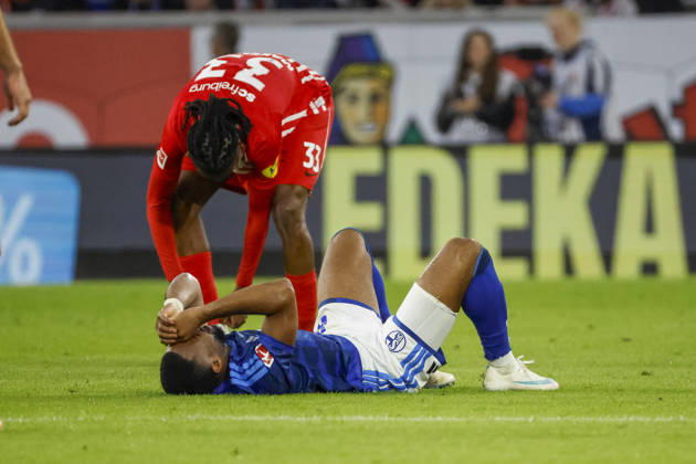 Jordy Makengo (SC Freiburg, 33) und Moussa Sylla (FC Schalke, 09) , Deutschland, Fussball, 1. Bundesliga, 5.Spieltag, 2026 2027, SC Freiburg vs. FC Schalke 04, 11.10.2026, Freiburg im Breisgau Europa-Park Stadion Deutschland Copyright: xGrantxHubbsx
