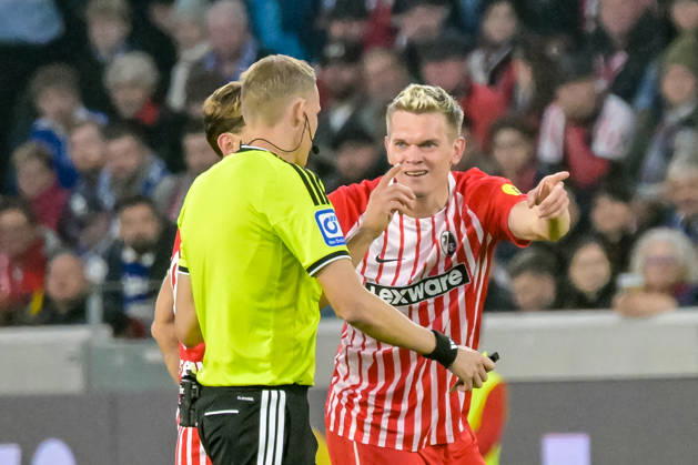 Matthias Ginter (SC Freiburg, 28) mit Gespraechbedarf bei Martin Petersen (Schiedsrichter) GER, SC Freiburg vs Schalke 04, Fussball, Bundesliga, 5. Spieltag, Saison 2026 2027, 11.10.2026 DFL DFB REGULATIONS PROHIBIT ANY USE OF PHOTOGRAPHS AS IMAGE SEQUENCES AND OR QUASI-VIDEO GER, SC Freiburg vs Schalke 04, Fussball, Bundesliga, 5. Spieltag, Saison 2026 2027, 11.10.2026 Freiburg Copyright: xEibner-Pressefotox EP_THS