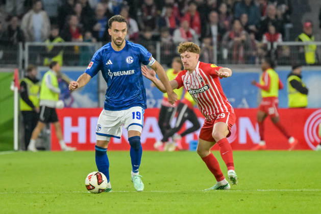 Kenan Karaman (FC Schalke 04, 19), Philipp Treu (SC Freiburg, 29) im Duell. GER, SC Freiburg vs Schalke 04, Fussball, Bundesliga, 5. Spieltag, Saison 2026 2027, 11.10.2026 DFL DFB REGULATIONS PROHIBIT ANY USE OF PHOTOGRAPHS AS IMAGE SEQUENCES AND OR QUASI-VIDEO GER, SC Freiburg vs Schalke 04, Fussball, Bundesliga, 5. Spieltag, Saison 2026 2027, 11.10.2026 Freiburg Copyright: xEibner-Pressefotox EP_THS