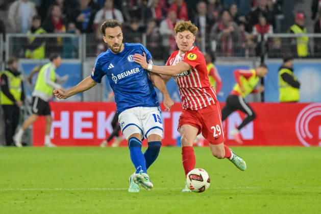 Kenan Karaman (FC Schalke 04, 19), Philipp Treu (SC Freiburg, 29) im Duell. GER, SC Freiburg vs Schalke 04, Fussball, Bundesliga, 5. Spieltag, Saison 2026 2027, 11.10.2026 DFL DFB REGULATIONS PROHIBIT ANY USE OF PHOTOGRAPHS AS IMAGE SEQUENCES AND OR QUASI-VIDEO GER, SC Freiburg vs Schalke 04, Fussball, Bundesliga, 5. Spieltag, Saison 2026 2027, 11.10.2026 Freiburg Copyright: xEibner-Pressefotox EP_THS