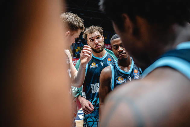 11.10.2026, xhfmx, Basketball easyCredit BBL Bundesliga, Frankfurt Skyliners - Veolia Towers Hamburg v.l. Till Pape (Skyliners Frankfurt), Race Thompson (Skyliners Frankfurt), Nahiem Alleyne (Skyliners Frankfurt) Frankfurt am Main