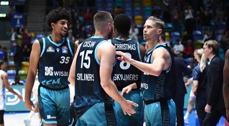 11.10.2026, xokbx, Basketball easyCredit BBL Bundesliga, Frankfurt Skyliners - Veolia Towers Hamburg v.l. Roman Bedime (Fraport Skyliners Frankfurt), Radii Caisin (Fraport Skyliners Frankfurt), William Christmas (Fraport Skyliners Frankfurt), Thomas Klepeisz (Fraport Skyliners Frankfurt), Mimik, Gestik, Emotion, feiern, bejubeln den Sieg Frankfurt am Main