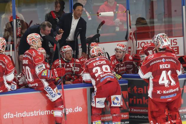 Sahnpark Crimmitschau 11.10.2026 Saison 2026 27 Eishockey 2. Bundesliga Hauptrunde Spiel 8. Kunsteisstadion Sachsen Sachsenderby Derby Eispiraten Eispiraten - Bietigheim Steelers Jussi Tuores Trainer EPC links und Esbjörn Hofverberg Co Trainer sprechen mit den Spielern Crimmitschau Sachsen Germany