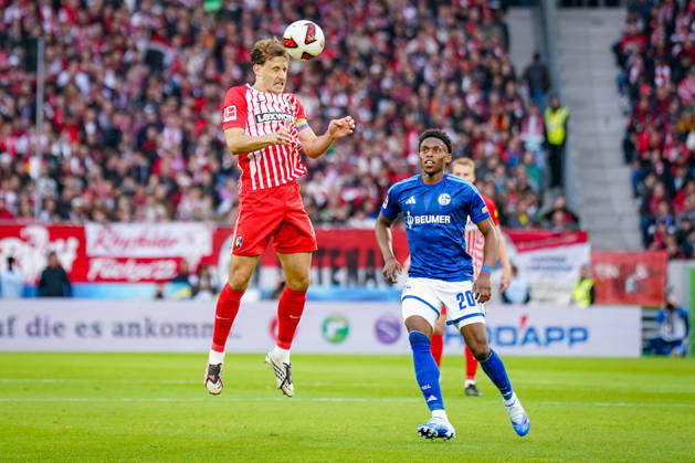 Deutschland: Fußball Bundesliga 2026 - 2027, 5. Spieltag - SC Freiburg - FC Schalke 04 - Europa-Park-Stadion (Freiburg): Maximilian Eggestein (SC Freiburg, 8) am Ball, Junior Adamu (FC Schalke 04, 20) Copyright: xJOERANxSTEINSIEKx