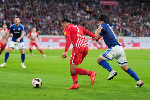 1. Bundesliga: SC Freiburg vs FC Schalke 04, 11.10.2026 Zweikampf zwischen Satoshi Tanaka (FC Schalke 04, 13) und Derry Scherhant (SC Freiburg, 7) 1. Bundesliga: SC Freiburg vs FC Schalke 04, Europa-Park-Stadion, 11.10.2026 DFB DFL REGULATIONS PROHIBIT ANY USE OF PHOTOGRAPHS AS IMAGE SEQUENCES AND OR QUASI-VIDEO. Copyright: xBEAUTIFULxSPORTS Boscox