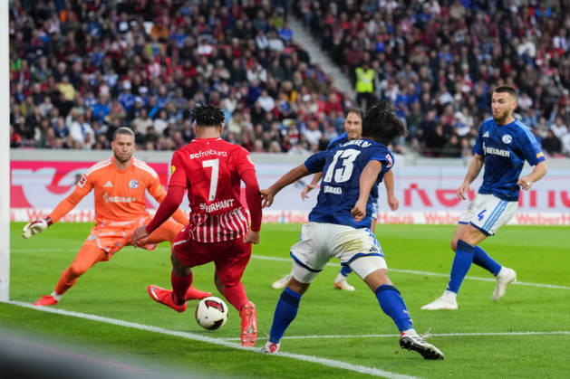 1. Bundesliga: SC Freiburg vs FC Schalke 04, 11.10.2026 Zweikampf zwischen Satoshi Tanaka (FC Schalke 04, 13) und Derry Scherhant (SC Freiburg, 7) 1. Bundesliga: SC Freiburg vs FC Schalke 04, Europa-Park-Stadion, 11.10.2026 DFB DFL REGULATIONS PROHIBIT ANY USE OF PHOTOGRAPHS AS IMAGE SEQUENCES AND OR QUASI-VIDEO. Copyright: xBEAUTIFULxSPORTS Boscox