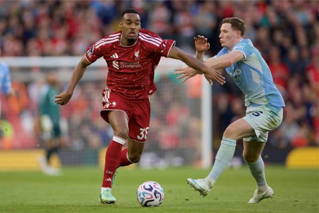 RECORD DATE NOT STATED Football - FA Premier League - Liverpool FC v Manchester City FC LIVERPOOL, ENGLAND - Sunday, October 11, 2026: Liverpool s Ryan Gravenberch is challenged by Manchester City s Elliot Anderson (R) during the FA Premier League match between Liverpool FC and Manchester City FC at Anfield. (Photo by David Rawcliffe Propaganda) LIVERPOOL Anfield MERSEYSIDE ENGLAND  Copyright: xDavidxRawcliffex 2026-10-11-Liverpool_v_Man_City-076