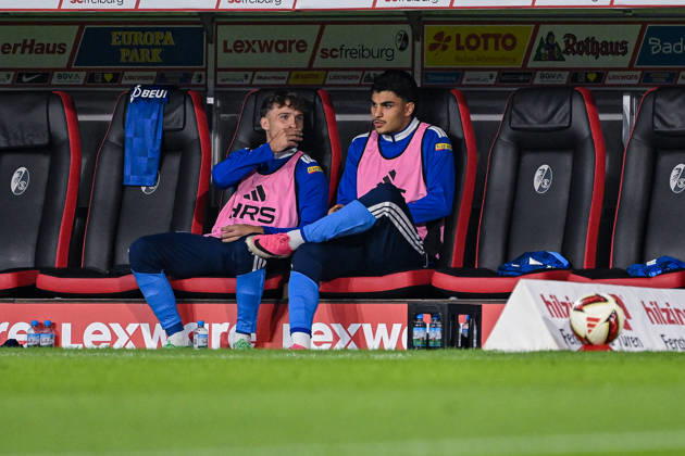 11.10.2026, Fussball, Saison 2026 2027, Bundesliga, SC Freiburg - FC Schalke 04, Vitalie Becker (FC Schalke 04), Mertcan Ayhan (FC Schalke 04) auf der Auswechselbank, xRHR-FOTO YYx Copyright: KROEGER RHR-FOTOx RHR-FOTO YY