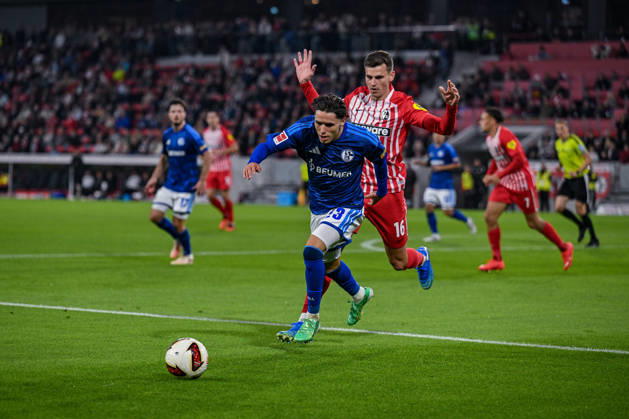 11.10.2026, Fussball, Saison 2026 2027, Bundesliga, SC Freiburg - FC Schalke 04, Soufiane El-Faouzi (FC Schalke 04), Yannik Engelhardt (SC Freiburg) xRHR-FOTO YYx Copyright: KROEGER RHR-FOTOx RHR-FOTO YY