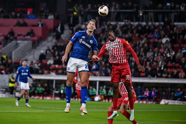 11.10.2026, Fussball, Saison 2026 2027, Bundesliga, SC Freiburg - FC Schalke 04, Nikola Katic (FC Schalke 04), Jordy Makengo (SC Freiburg) xRHR-FOTO YYx Copyright: KROEGER RHR-FOTOx RHR-FOTO YY