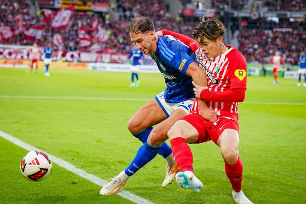 Deutschland: Fußball Bundesliga 2026 - 2027, 5. Spieltag - SC Freiburg - FC Schalke 04 - Europa-Park-Stadion (Freiburg): Nikola Katic (FC Schalke 04, 25) und Yuito Suzuki (SC Freiburg, 14) im Zweikampf Copyright: xJOERANxSTEINSIEKx