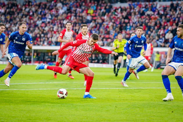 Deutschland: Fußball Bundesliga 2026 - 2027, 5. Spieltag - SC Freiburg - FC Schalke 04 - Europa-Park-Stadion (Freiburg): Yannik Engelhardt (SC Freiburg, 16) am Ball Copyright: xJOERANxSTEINSIEKx