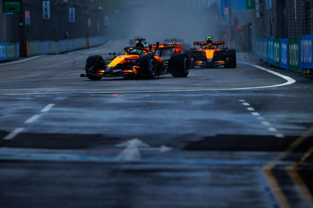 October 10, 2026, Singapore, Singapore: Oscar Piastri of Australia drives the (81) McLaren Mastercard F1 Team MCL40 during the sprint race ahead of the F1 Grand Prix of Singapore at the Marina Bay Street Circuit. Formula 1, Singapore Grand Prix 2026, Saturday Sprint Race - 10 Oct 2026 - ZUMAs197 20261010_aaa_s197_1037 Copyright: xGeorgexHitchensx