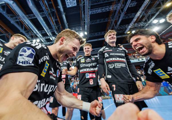 11.10.2026 - Handball - 1. Bundesliga OPEL HBL - Saison 2026 2027 - 08. Spieltag: HC Erlangen Metropolregion Nürnberg HCE - MT Melsungen - DaMa - xdaxmax - Jubel Freude nach Spielende - Christopher Bissel (21, HC Erlangen HCE ) Eloy Morante Maldonado (22, HC Erlangen HCE ) und Mannschaft Team